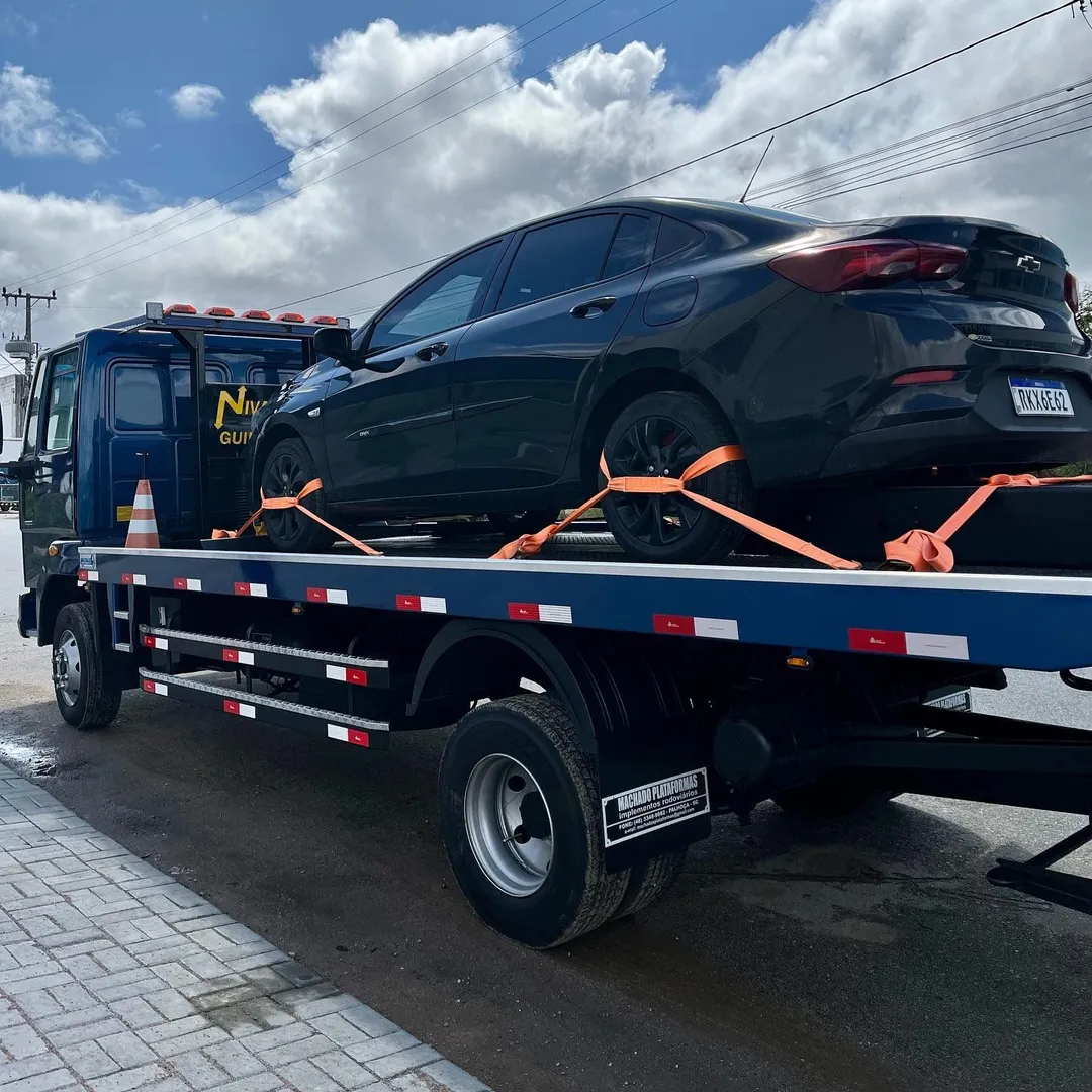 Plataforma Machado transportando veículo amarrado