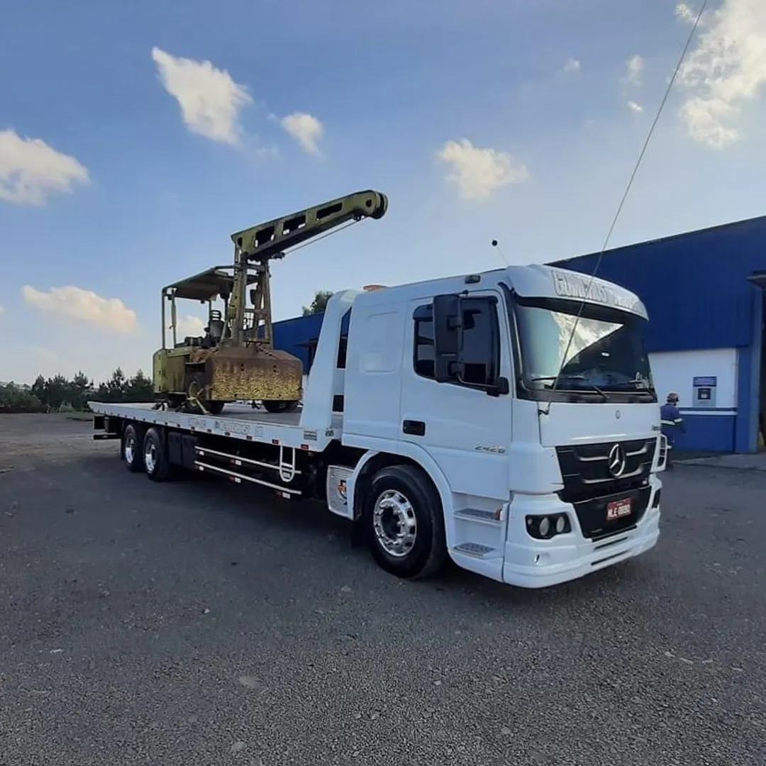Mercedes Atego com empilhadeira na plataforma