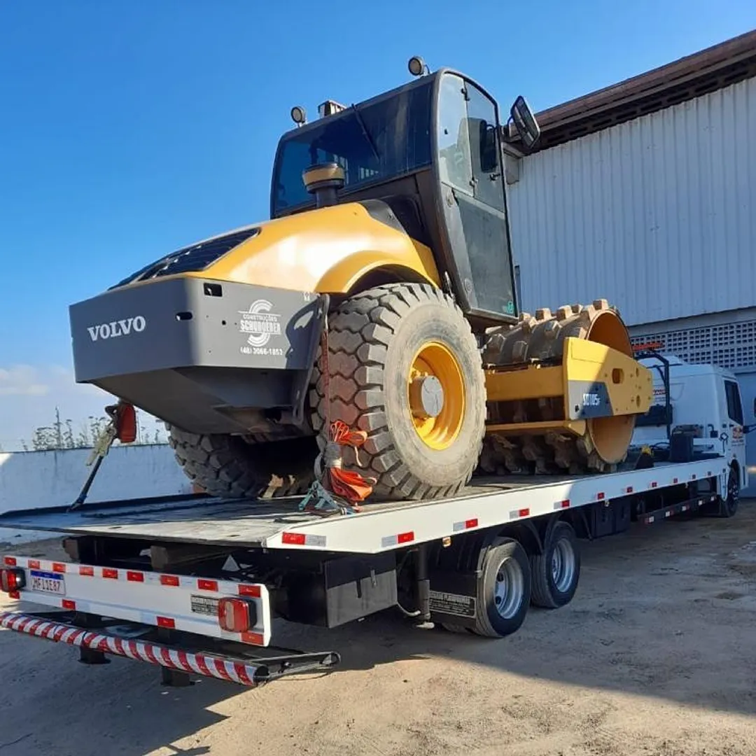 Volvo rolo compactador na plataforma Machado