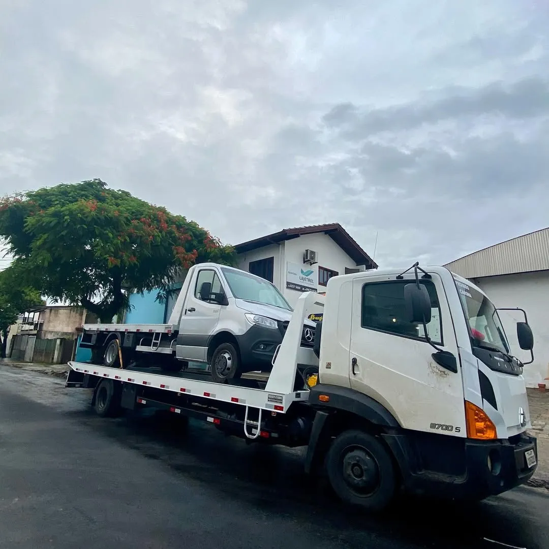 Guincho transportando van com plataforma Machado