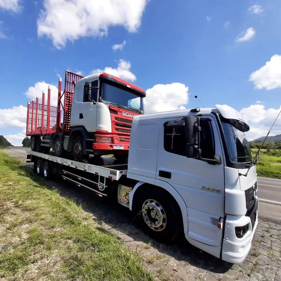 Scania na plataforma Machado em estrada
