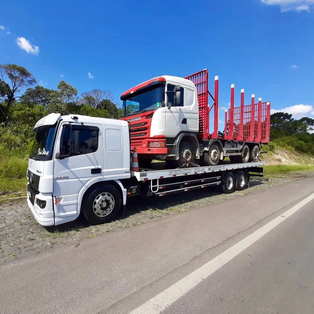 Plataforma Machado transportando caminhão Scania