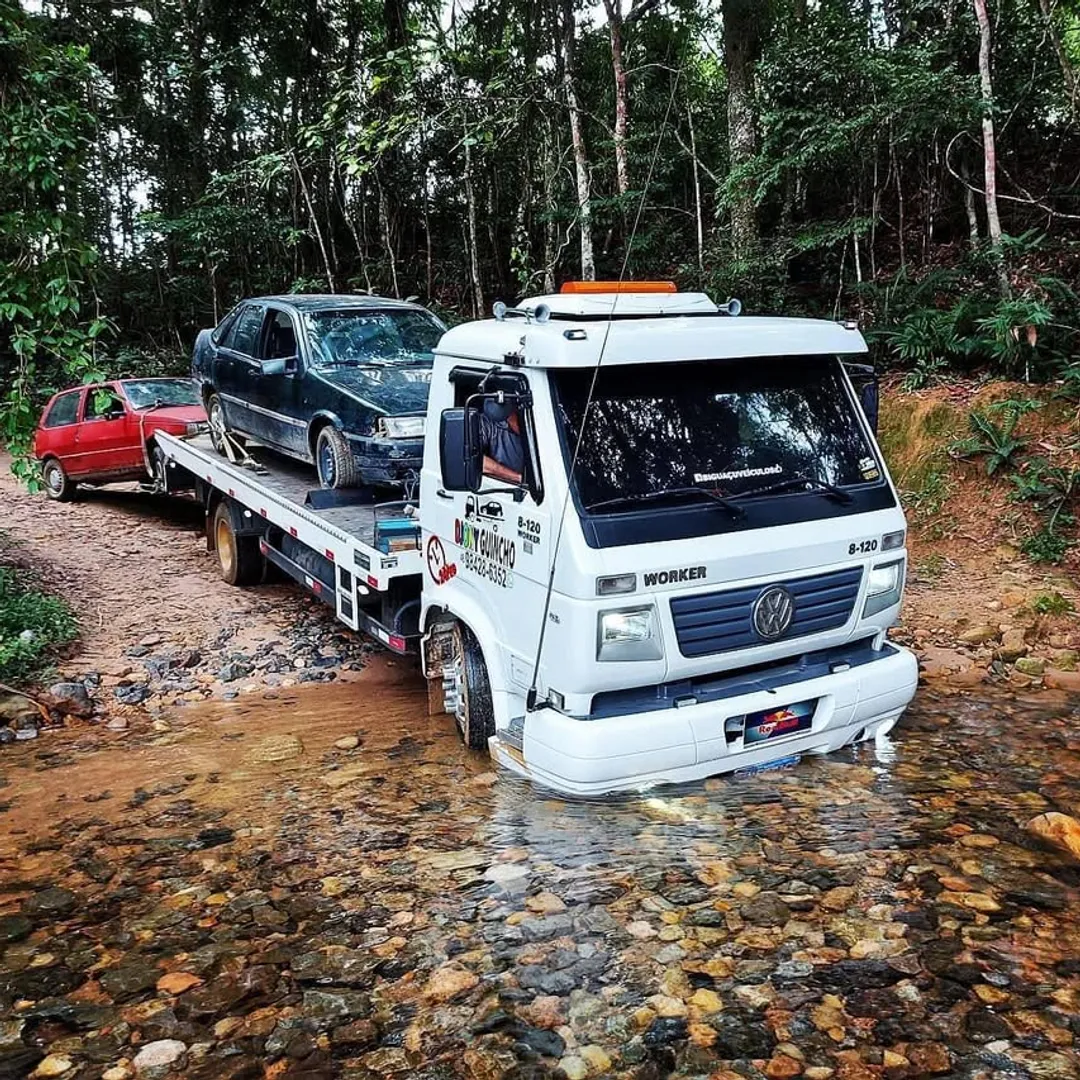 VW Worker guincho na trilha com dois veículos