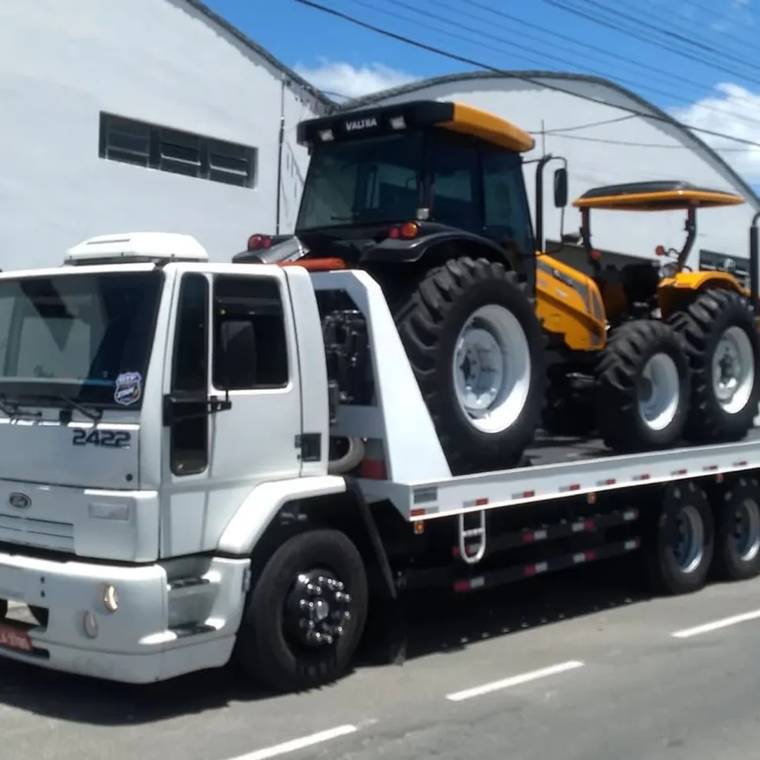 Ford Cargo com trator Valtra na plataforma