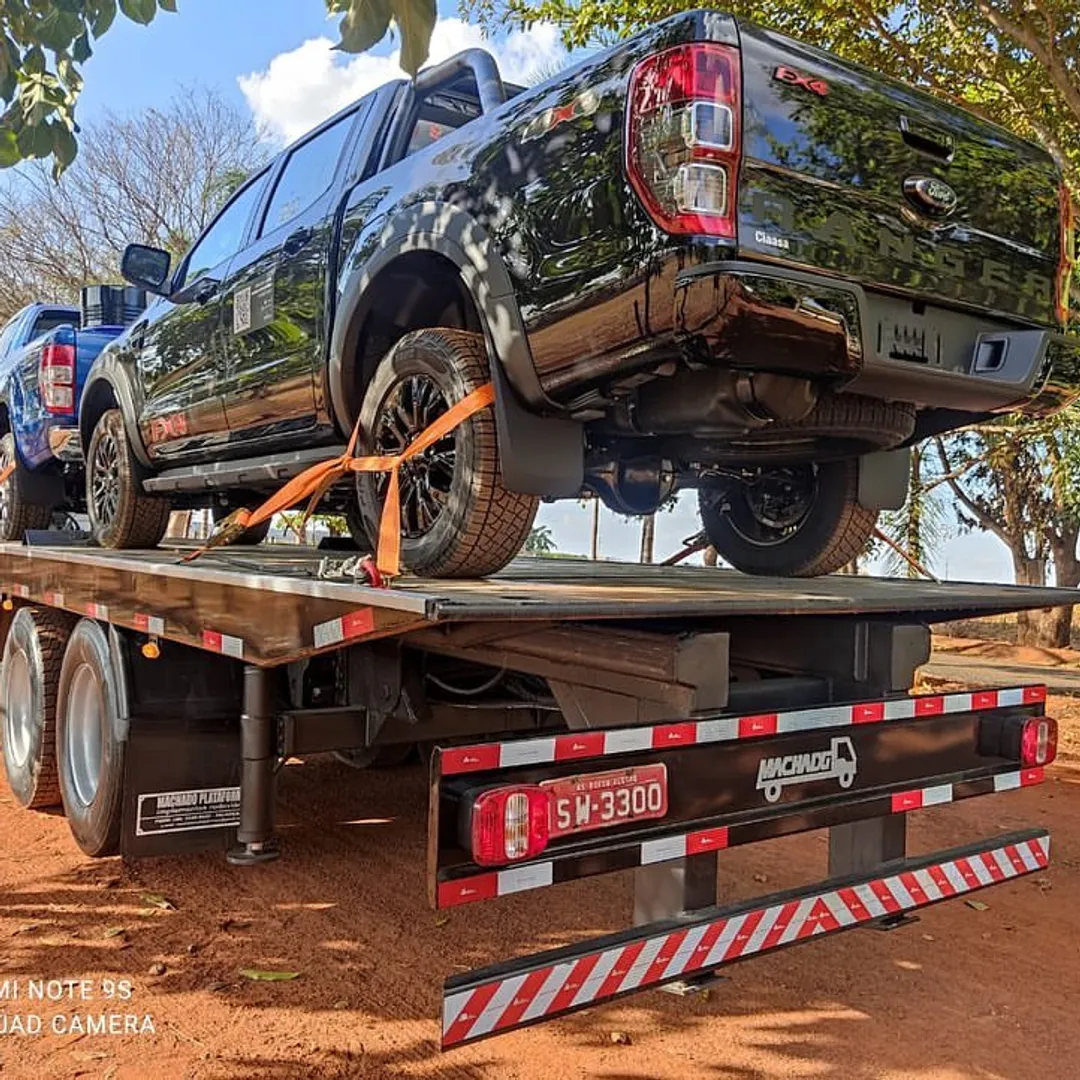 Pickup amarrada na plataforma Machado
